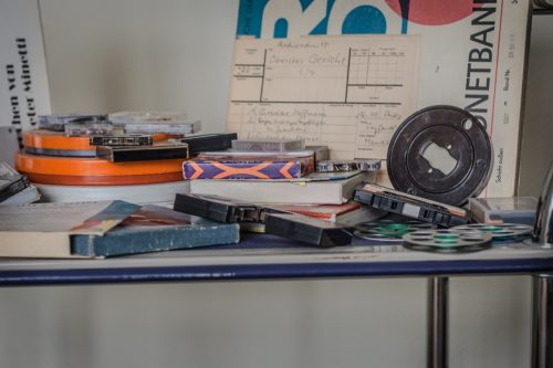 Anschauungsbeispiele für verschiedene Tonbänder und Kassetten auf einem Tisch